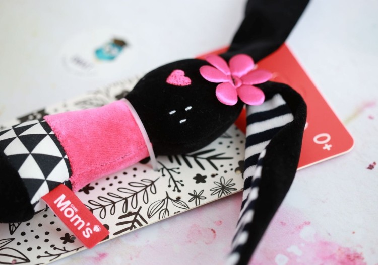 Króliczka Mom's Care - Kontrastowa przytulanka z gryzakiem dla dzieci Świat Mądrego Dziecka