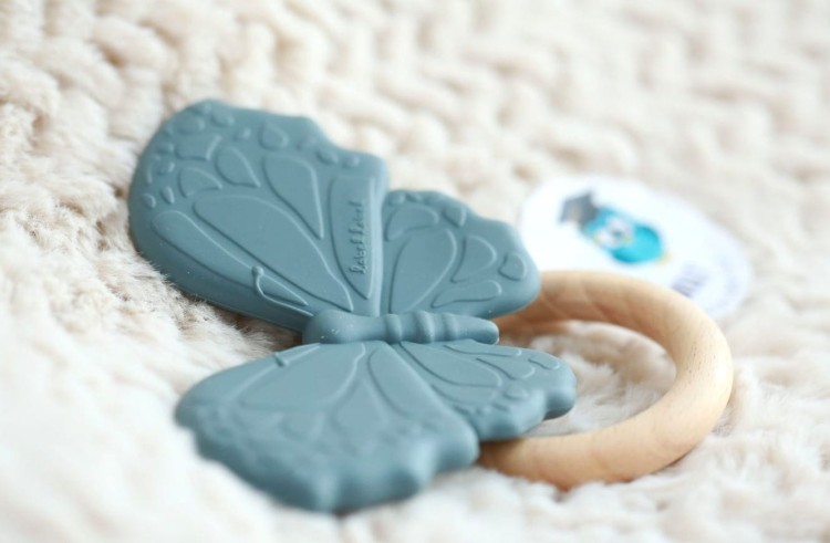 Silikonowy gryzak z drewnianym kółkiem Motylek – Niebieski, Label Label