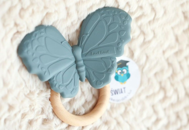 Silikonowy gryzak z drewnianym kółkiem Motylek – Niebieski, Label Label