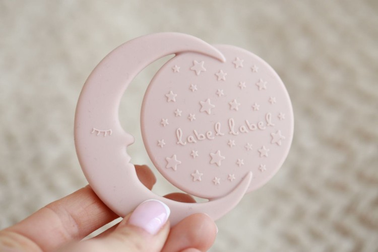 Silikonowy gryzak dla dzieci Księżyc różowy Label Label Świat Mądrego Dziecka