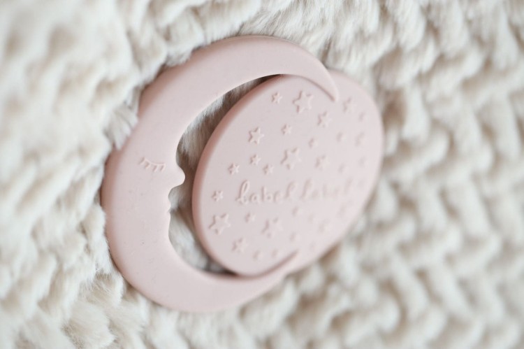 Silikonowy gryzak dla dzieci Księżyc różowy Label Label Świat Mądrego Dziecka