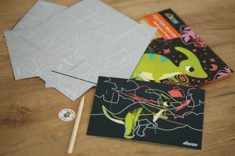 Moi przyjaciele Dinozaury książeczka do zdrapywania Avenir 3+